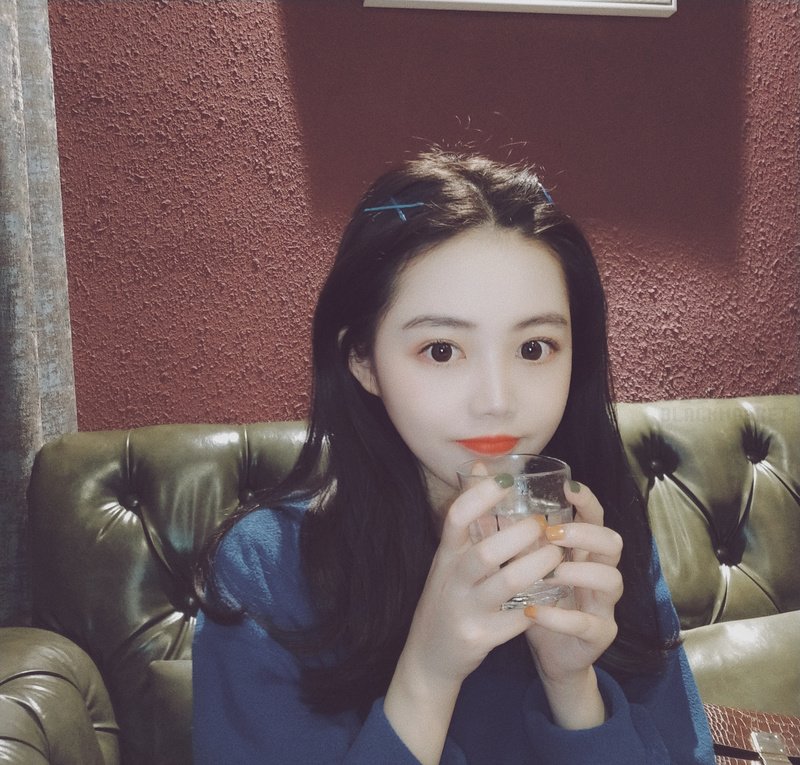 W53_女套图380照片（可爱青春清纯美少女 百变打扮时尚美女 白皙皮肤网红脸真实女神）-12