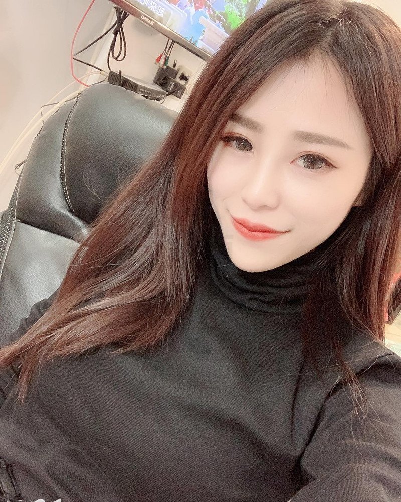W25_女套图701照片+50视频（有泳装好身材网红气质达人时尚性感自拍照）-10