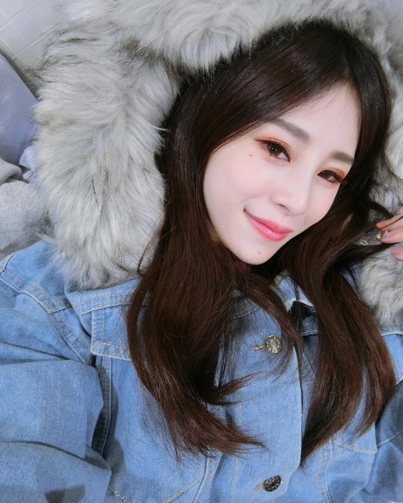 W25_女套图701照片+50视频（有泳装好身材网红气质达人时尚性感自拍照）-11