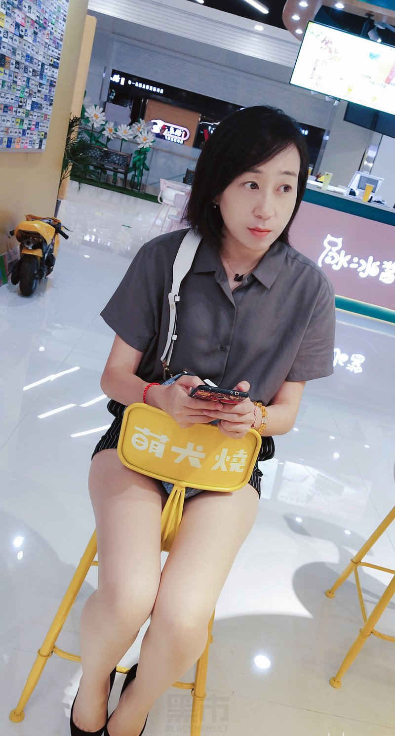 W32_女套图555照片+1视频（多腿照时尚性感诱惑可爱美腿丝袜—美女微信朋友圈整套一个人生活照）-14