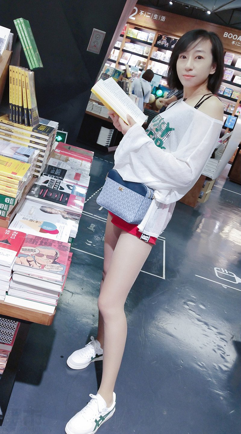 W32_女套图555照片+1视频（多腿照时尚性感诱惑可爱美腿丝袜—美女微信朋友圈整套一个人生活照）-15