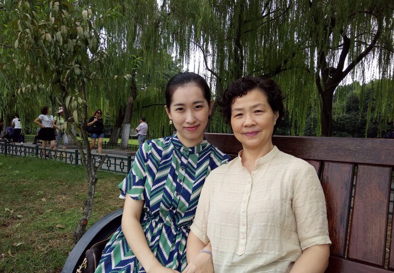 W44_女套图210照片+4视频（带娃少妇传统精致美女大家闺秀文韵气质佳弹古筝旅游时尚——美女真实微信头像）-1