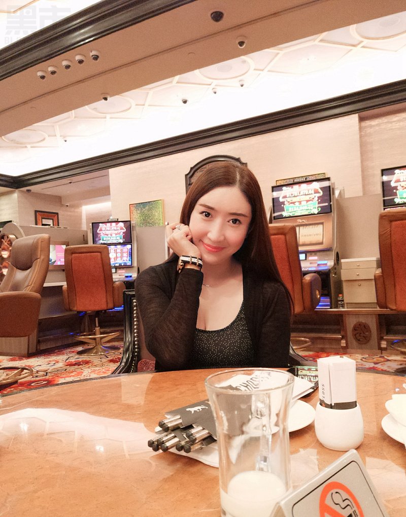 W71_女套图635照片+64视频（网红脸气质高冷白富美 有在车里照片）-9