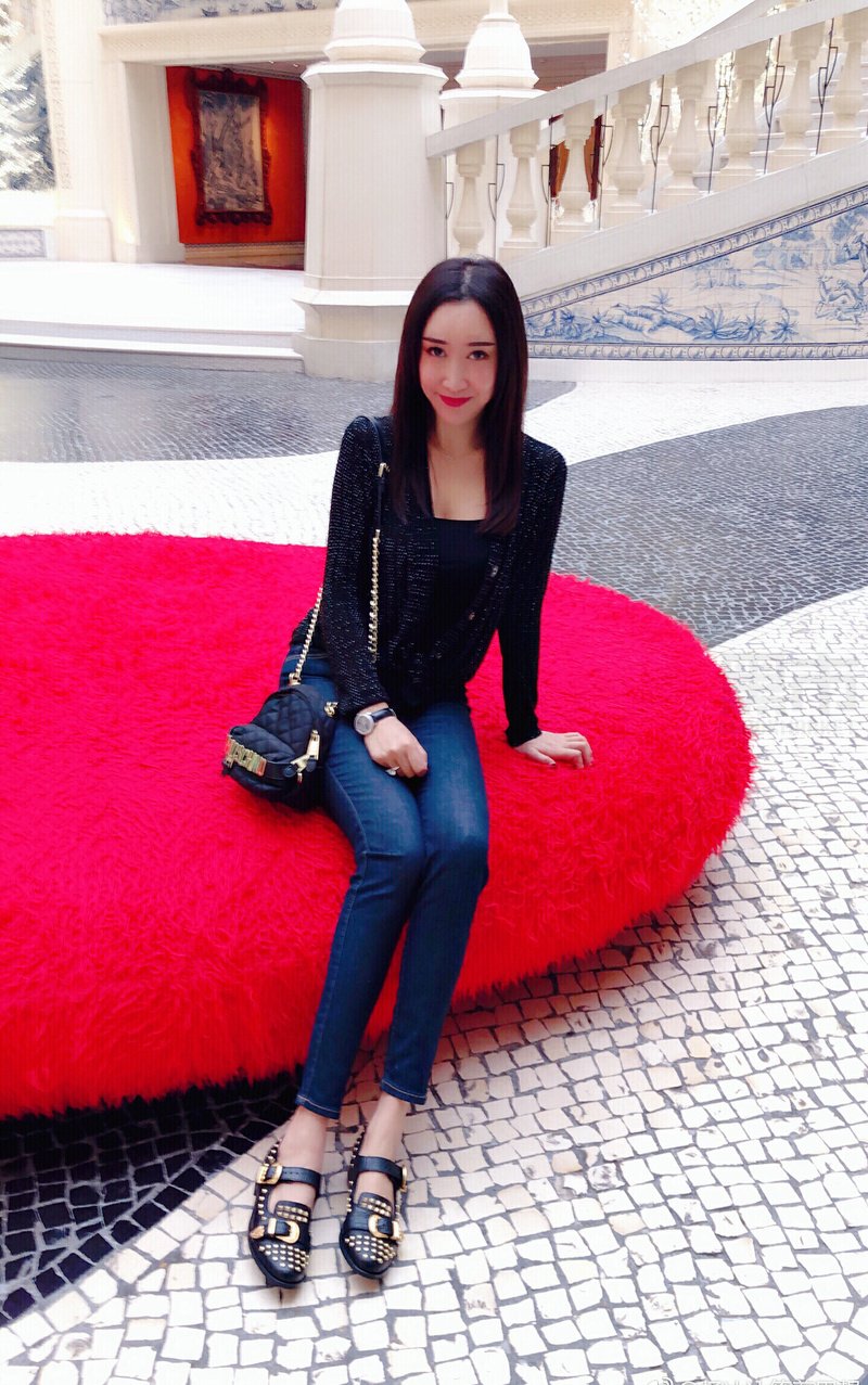 W71_女套图635照片+64视频（网红脸气质高冷白富美 有在车里照片）-12