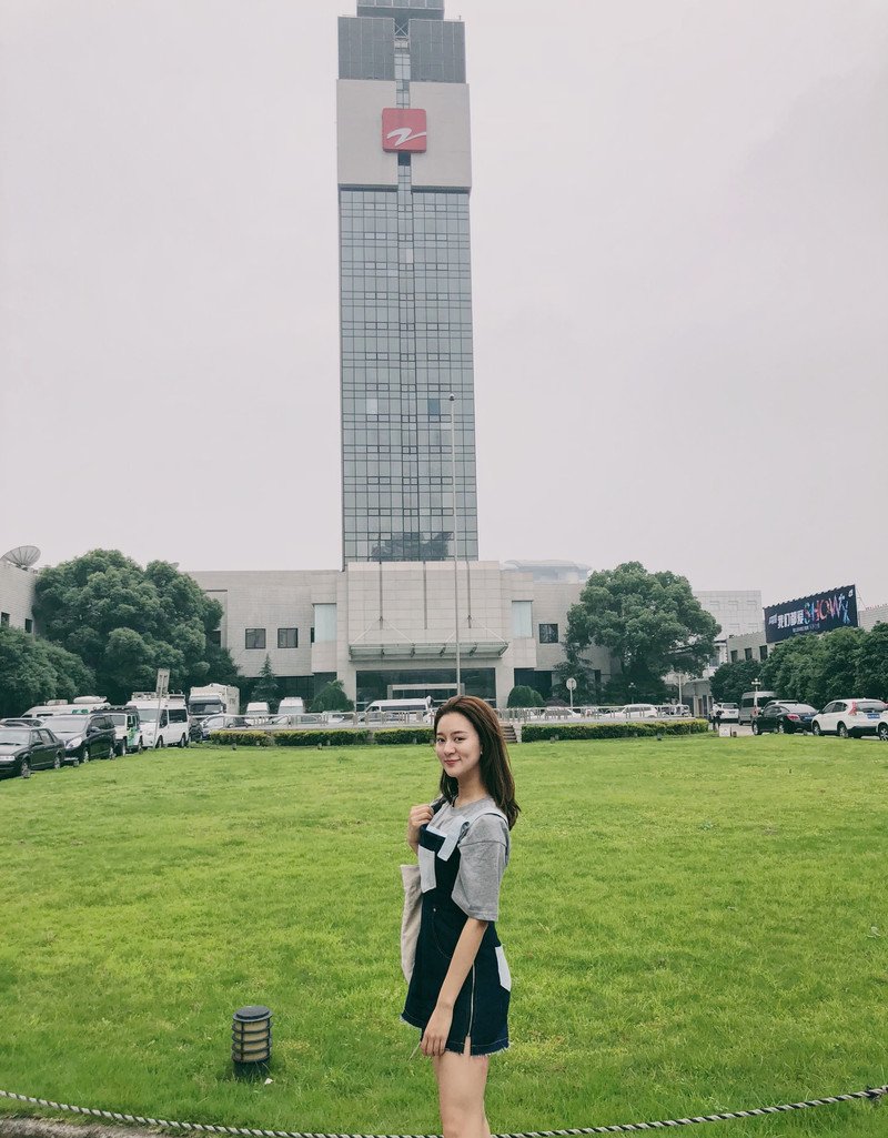 W74_女套图276照片+1视频（性感白富美旅游达人时尚美少女套图 女神无水印高清网恋照片组）-14
