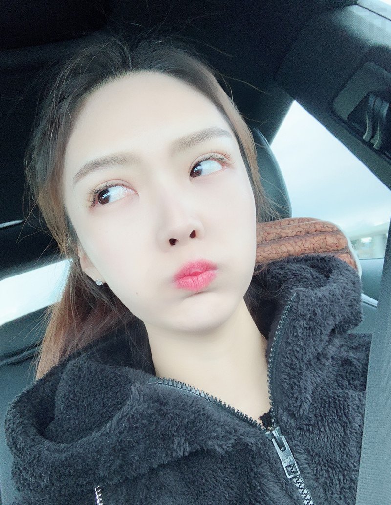 W84_女套图281照片+5视频（苗条美腿白富美生活照 高端青春女生自拍照 养号必备一整套同人图片）-11
