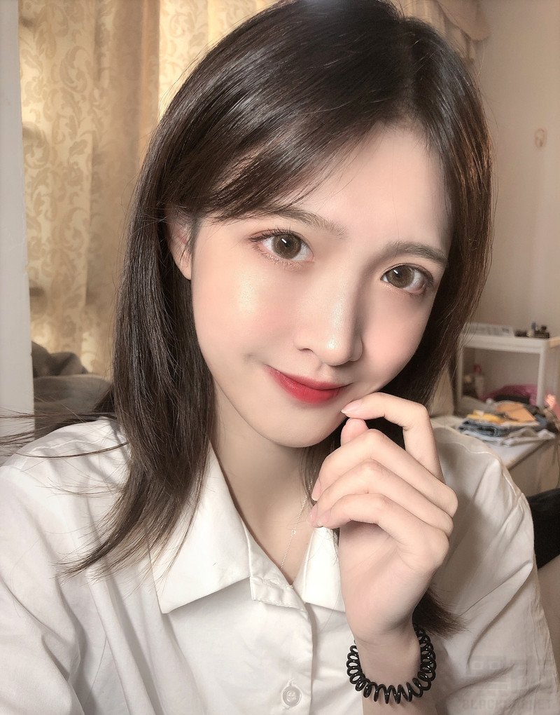 W81_女套图269照片+19视频（校花女神套图 小姐姐自拍照 朋友圈包装素材网恋照片组带视频）-16