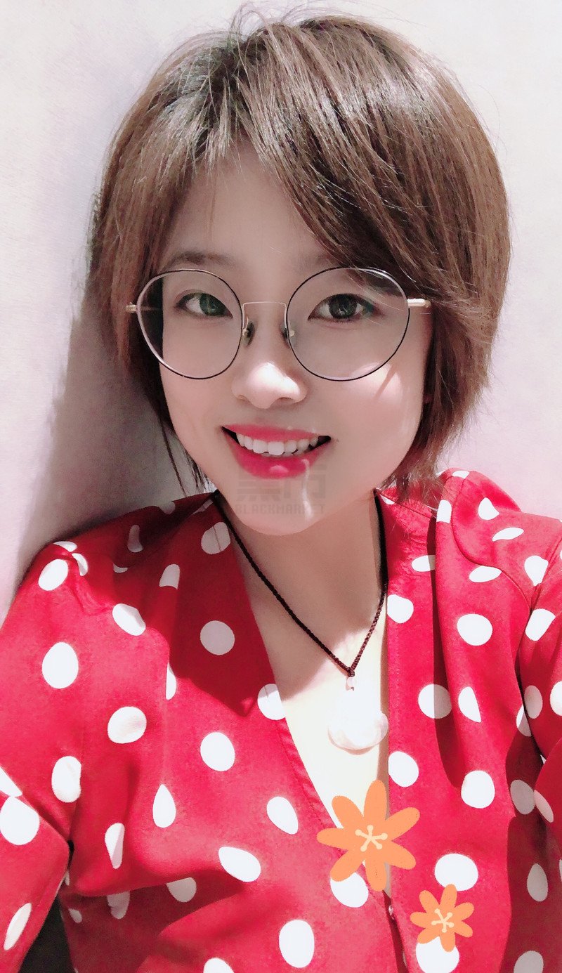 W87_女套图164照片（戴眼镜利落短发女生自拍照同人图片合集照片组 微信微商养号形象照带视频）-7