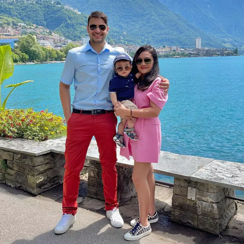 CC205（974张图+55个视频）欧美中年宝妈套图素材_比较有钱，经常一家三口到处旅游玩，视频没